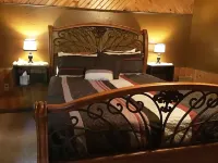 Bunkhouse in the Ozarks with access to Creek Pavilion and close to Rockbridge