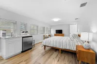 Walk to Beach. Beautifully Renovated 3BR, 2BA Home w/Outdoor Shower & Grille - 무료 와이파이