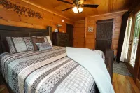 Cozy Cabin on 4 Acres of Fun! Pavilion, Firepit, Swing, Walking Trail to Creek!