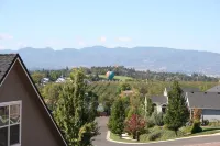 Large Private Carriage-House Retreat with Amazing Views