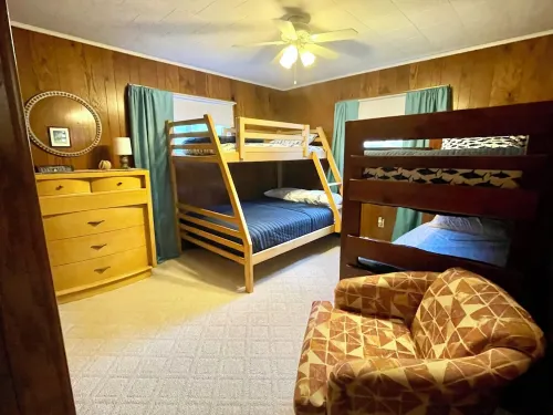 Houghton Lake cabin with garage game room lounge. No cleaning fees.