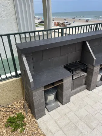 Cozy 1-bedroom condo with AC, WiFi, and Pool in Daytona Beach Shores, Florida. Отели рядом с достопримечательностью «Парк Ван Авеню»