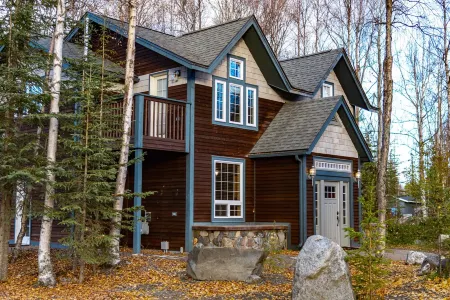 Georgeous Kenai Home nestled in woods Отели в г. Кенай