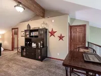 Beautiful Loft Condo in the Heart of Bigfork on the Swan River 빅포크 호텔