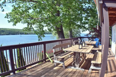 Updated Open Plan - Keuka Lakefront Home 4BR & 157' private beach Отели в г. Баррингтон