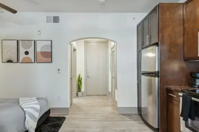 Modern Uptown Gem. Free Parking. Hotels in Uptown Dallas