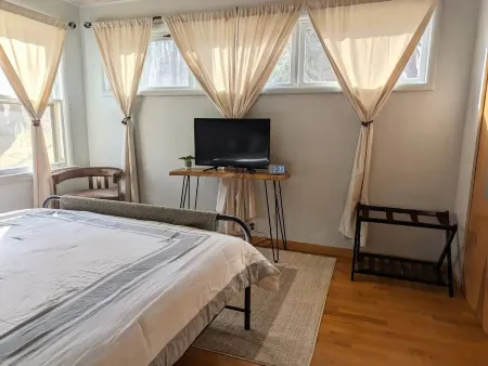 Tranquil Waters retreat with Lake Access and all the amenities to feel at home .