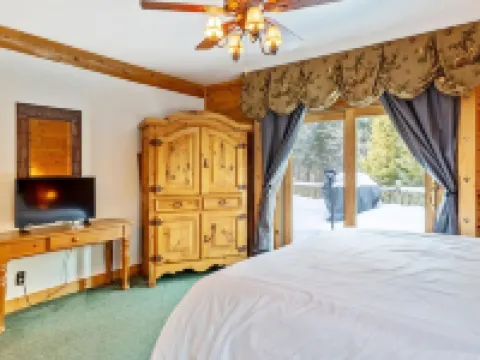 Cozy Vermont Log Cabin Chalet Only Minutes from Jay Peak 蒙哥馬利酒店