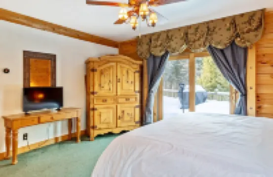 Cozy Vermont Log Cabin Chalet Only Minutes from Jay Peak Hotels in Franklin County