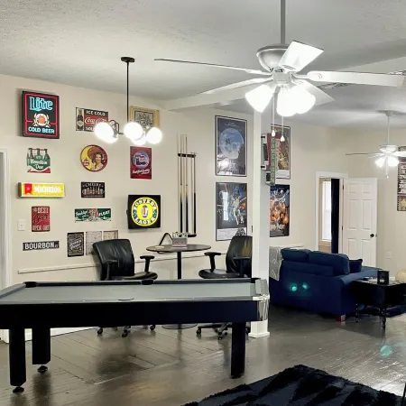 Fun 2 BdRm Apt in the Bourbon Capital with Pool Table, PAC-Man & More!