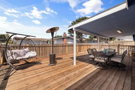 Spacious 4-bedroom house in delightful Marina with WiFi