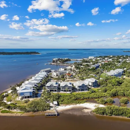 3 Pelicans - Waterfront Condo w Pool & Boat Trailer Parking