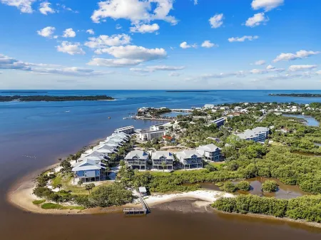 3 Pelicans - Waterfront Condo w Pool & Boat Trailer Parking