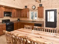 Stay on Kingdom Trails in a four bedroom cabin! Hotels in Burke
