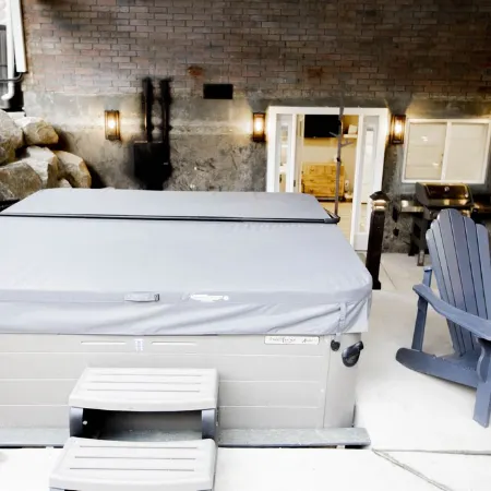 Vacation Bliss! Skier's Dream! Covered Hot Tub/Spa, Fire Pit, Mountain Views.