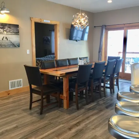 Newer Modern Lodge! Central Black Hills, 4 Bdrms/2 Baths-15 Min. to Mt. Rushmore