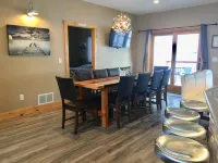 Newer Modern Lodge! Central Black Hills, 4 Bdrms/2 Baths-15 Min. to Mt. Rushmore