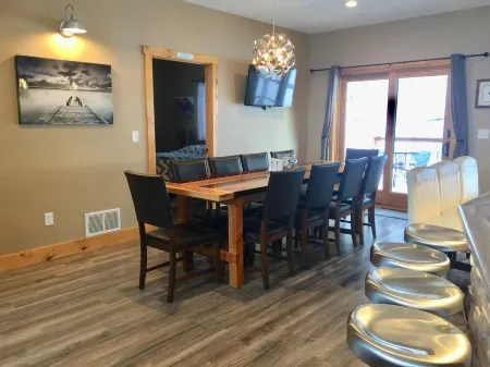 Newer Modern Lodge! Central Black Hills, 4 Bdrms/2 Baths-15 Min. to Mt. Rushmore