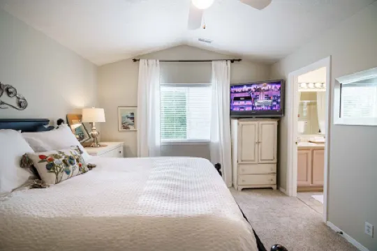 Bright Charming Home Central to Mt. Hood, the Gorge, Hood River and Vineyards