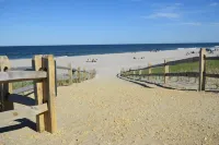 Manhattan on the Beach! Beach block just a short walk up the block