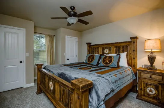 Lone Star Guest Haus BnB in downtown NBTX. Hotels near Landa Park