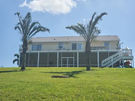 LAKE HOUSE FAMILY VACATION RETREAT, w/water toys sleeps 16 and RACE Ready