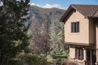 Luxury Mountain Home with Gorgeous Mountain Views and Hot Tub, Near Skiing!