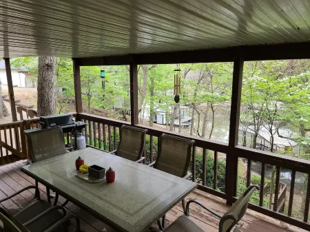 Quite cove dock trailer parking sleeps14 two kayaks games floats firepit