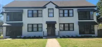 Homely Apt w/ 2 King Rooms, Porch - 10 Mins to DT!