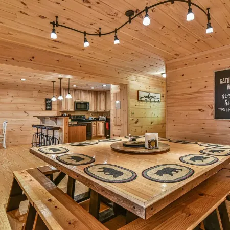 #1 PRVT. BLACK-MT. LUX LOG ESTATE. / HOT TUB / GAME RM / PETS / 2 FIRE PL. 6/6.5