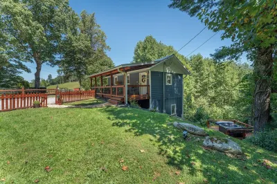 Boho Chic Retreat! Hot Tub+Fire Pit! Nearby Spruce Pine & Blue Ridge Parkway! Hotels near Little Switzerland Tunnel