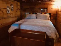 Cozy Cabin in the woods at Bluegill Lake Cabins Hotels in Van Zandt County