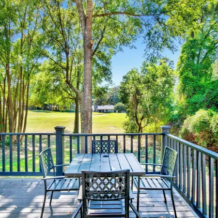Discover Daphne's mystery cottage: Golf Course, Yacht Club, pool retreat!