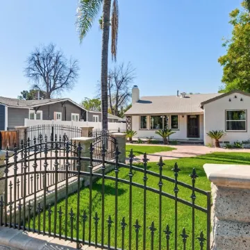 *Family Getaways* Charming Pool Home by Downtown