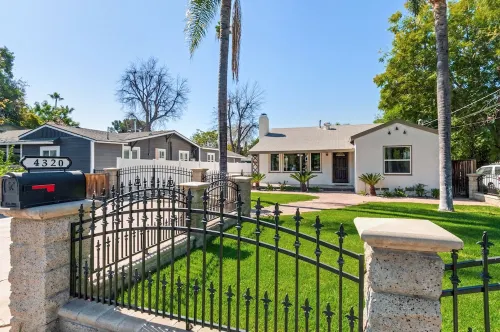 *Family Getaways* Charming Pool Home by Downtown