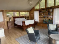 Lake MI Private Beach; fireplace, Sunsets. Close to Fishtown & Sleeping Bear