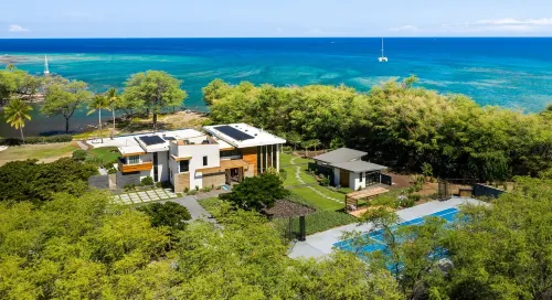 BEACHFRONT HOME 2 acres, Pool, Tennis, Volleyball. Like your own private resort! Hotels in Puako