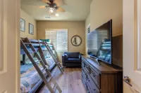 The Palms - Fire Pit, Ping Pong, Pool & Spa, Walk to Festivals!