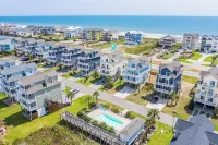 Linens included - Amazing Views, Steps to Beach, Elevator and Fenced Yard