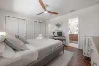 Luxe Executive Home HEATED Pool, Outdoor Fireplace,Guesthouse!!