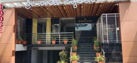 Sri Sai Palace Отели рядом с достопримечательностью «Karnataka Sangha»