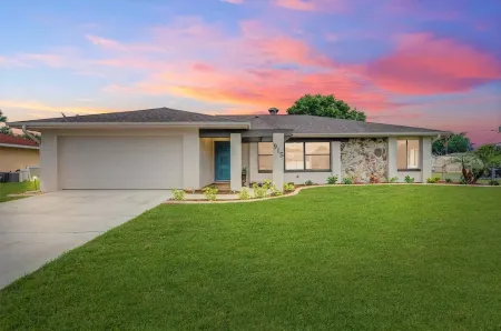 Luxurious Haven: Poolside Paradise for 11, Steps from Punta Gorda's Best! Отели рядом с достопримечательностью «Кидстар Парк»