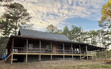 1850 log cabin with 2 br, 2 baths, W/D, mini split A/C, carport attached Отели в г. Каддо