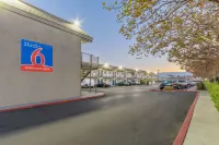 Motel 6 Hayward, CA- Silicon Valley Gateway - parking