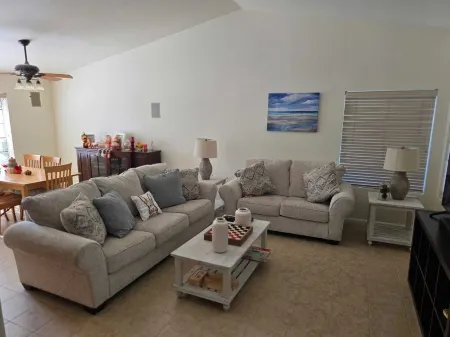 Spacious 4-bedroom house with AC and WiFi in beautiful Palm Desert Отели рядом с достопримечательностью «Melissa Morgan Fine Art Gallery»