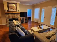 11. Spacious Lakeview home, King bed, minutes to downtown, shopping, boat ramps - Homestays