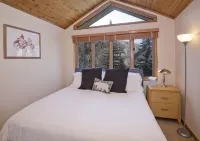 Spacious 3-bedroom penthouse condo, walk or ski to lifts, village and hot tub! - balcony