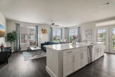 Serene Sienna 2/2 Apt, Full Kitch, W/D, Minutes from the Toll Way! Hôtels à proximité de : Kenneth Hall Stadium