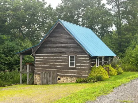 Cozy Bear Claw Cove - 2 Bedroom Cabin in the Heart of the Blue Ridge Mountains