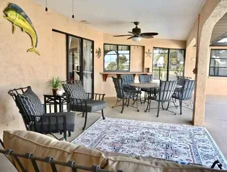 Spacious Waterfront Home 3BR 2BA  Heated Pool  Boat Dock & Fishing Отели рядом с достопримечательностью «Кидстар Парк»